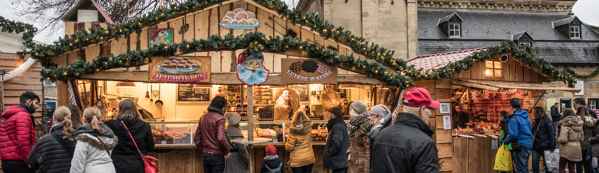 Mensen bij wafelkraam op regenachtige dag op Santa's Village