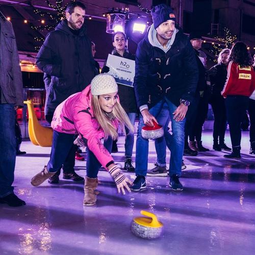 Jonge mensen spelen curling bij Wintertijd Heerlen