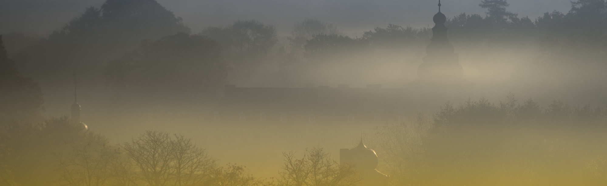 Mistig landschap met kasteel Neubourg te Gulpen