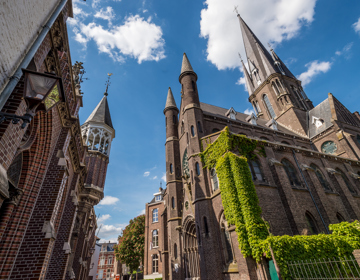 Basiliek Onze Lieve Vrouw van het Heilighart (rechts) en Mariakapel (links), in het historische hart van Sittard