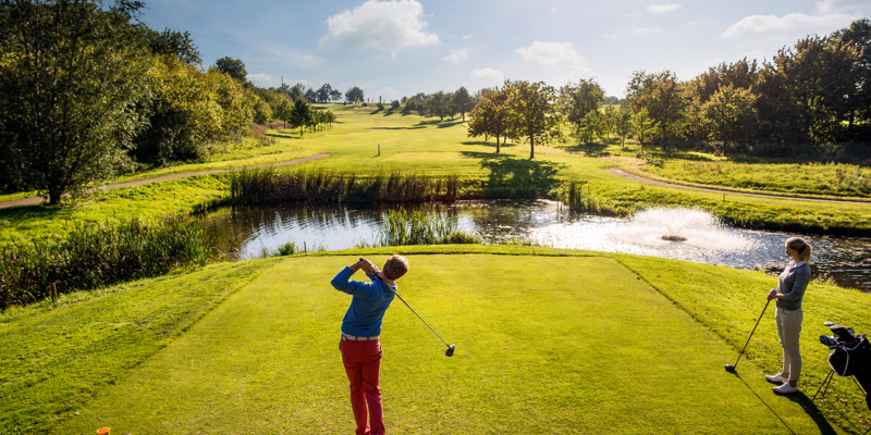 Mensen spelen golf op een zonnige herfstdag