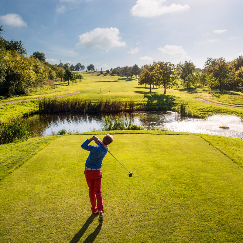 Mensen spelen golf op een zonnige herfstdag