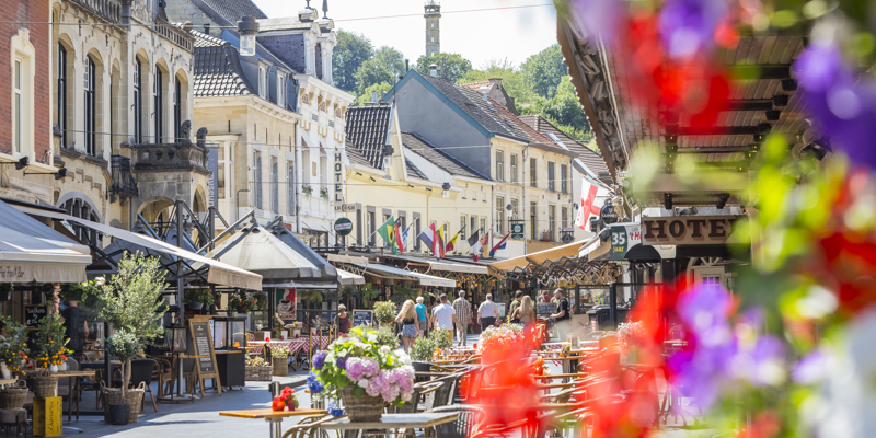 Grote straat Valkenburg met bloemen en wilhelminatoren