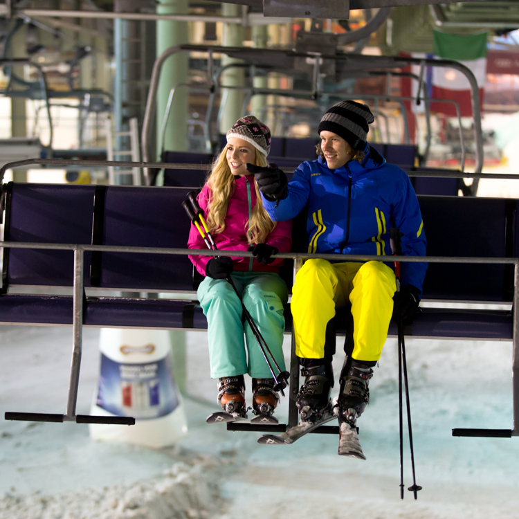 Stelletje in skilift bij Snowworld