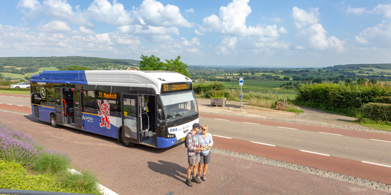 Twee wandelaars bekijken de route na het uitstappen uit de bus