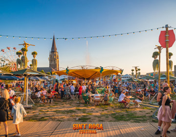 Overzichtsfoto van festiviteiten en hun bezoekers op Sint Rosa Festival Sittard