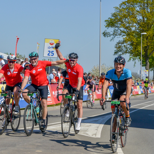Hobby wielrenners fietsen arm in arm tijdens de Amstel Gold Race tourtocht